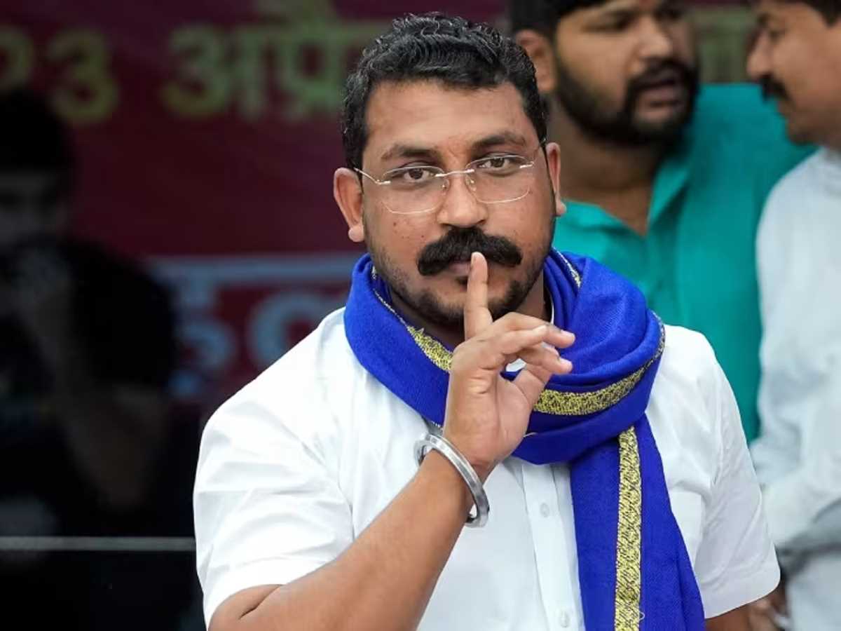 हमीरपुर में पीड़ित परिवार से मिले भीम आर्मी चीफ चंद्रशेखर आजाद, प्रदेश सरकार को घेरा